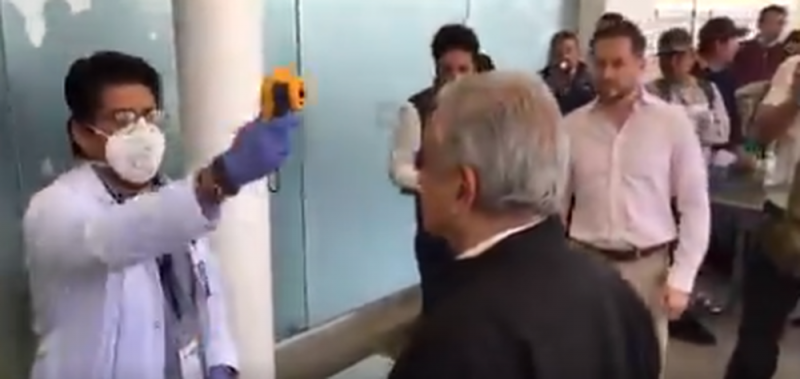 Toman temperatura a AMLO en aeropuerto de Oaxaca y este fue el resultado