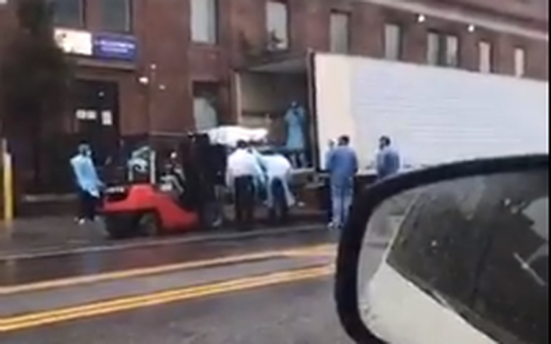 “No es broma”, montacargas coloca cuerpos apilados en un camión en NY