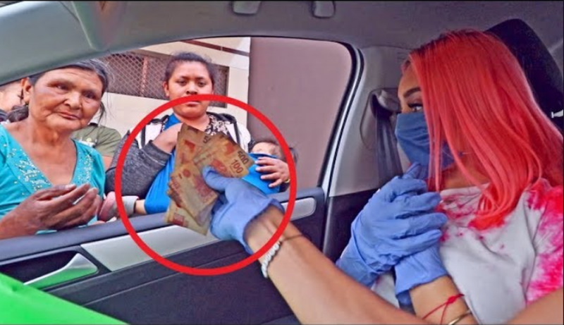 YouTuber reparte efectivo y despensas a comerciantes afectados por coronavirus