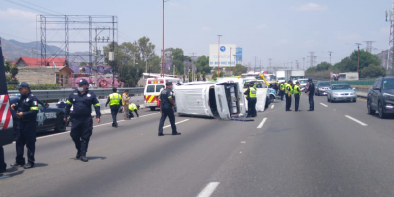 Imágenes fuertes: Camioneta de TP vuelva en la México-Pachuca