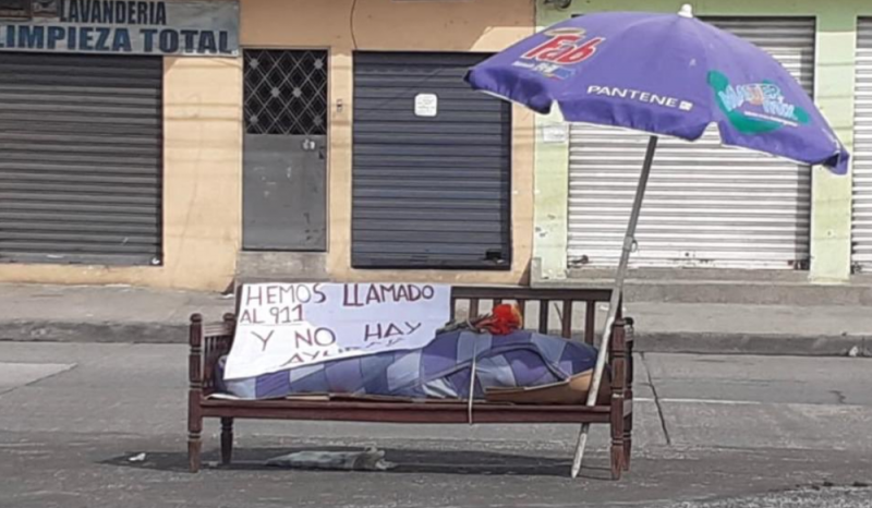 Ecuatoriano deja a su madre muerta en la banqueta con terrible mensaje al Gobierno