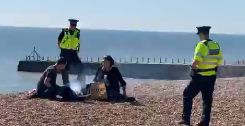 Pareja hace carnita asada en la playa y policía se las apaga para que se retiren