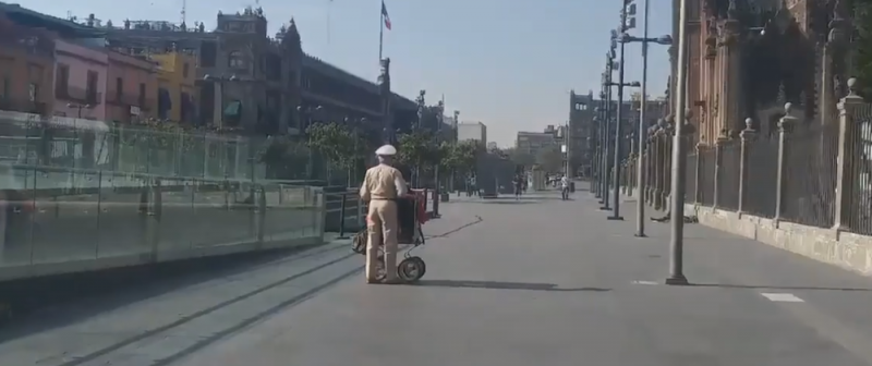 Organillero toca para sobrevivir en calles desiertas de la CDMX