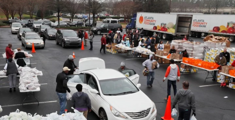 MILLONES de norteamericanos hacen fila para RECIBIR comida en Detroit, Nuevo Orleans y Nueva York.