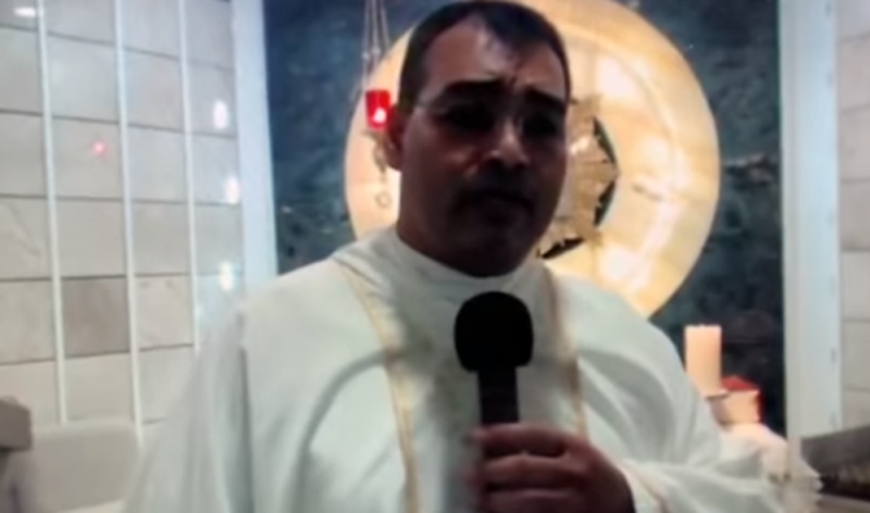 Se hace pasar por miembro de “Los Zetas” para EXTORSIONAR a Sacerdote mientras transmitía misa