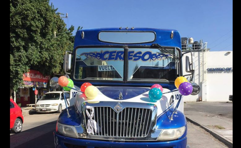 Chofer decora su CAMIÓN para que los pasajeros “recuerden al niño que llevan dentro”