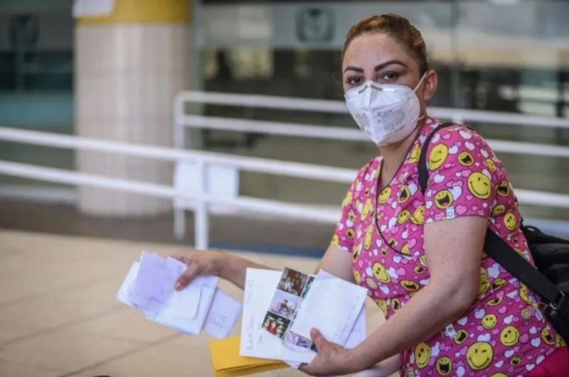 Ella es #LadyCartas, la enfermera que LEE mensajes de FAMILIARES a pacientes con Covid-19