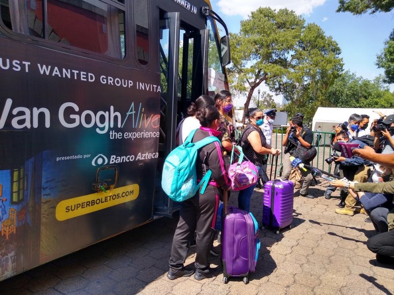 Primer camión con PERSONAL médico llega a Los Pinos para alojarse