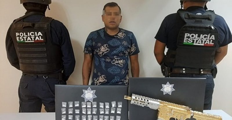 Detienen a líder de banda “Las Bigotonas”; traía un AR-15 bañado en ORO