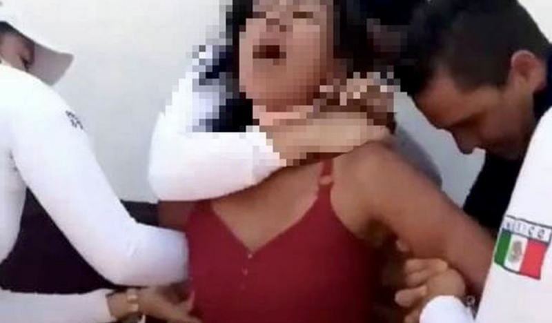Policías de Puerto Vallarta SOMETEN a mujer por no usar CUBREBOCAS
