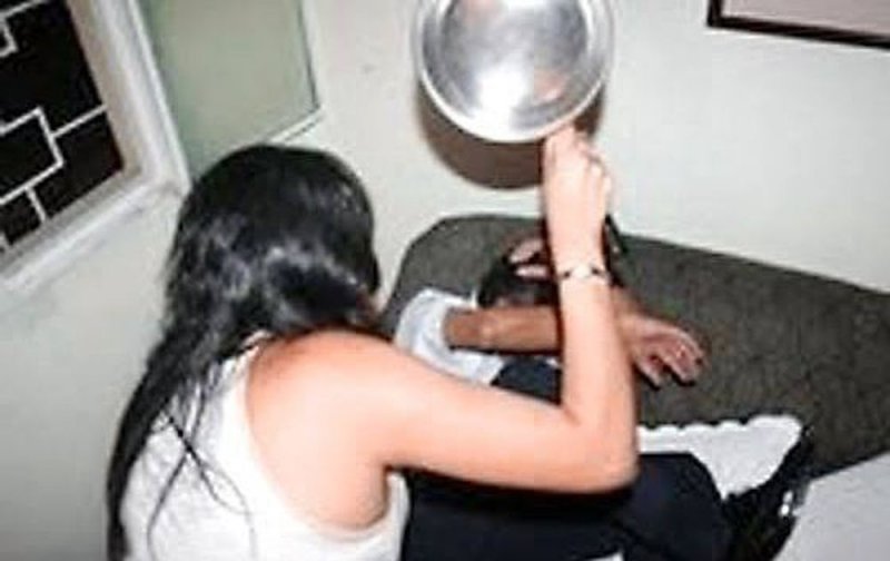 Detienen a mujer por darle con la CACEROLA a su esposo