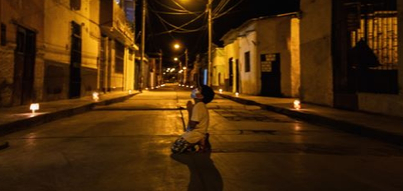 Niño se hinca a MITAD de la calle y pide que se ACABE la PANDEMIA