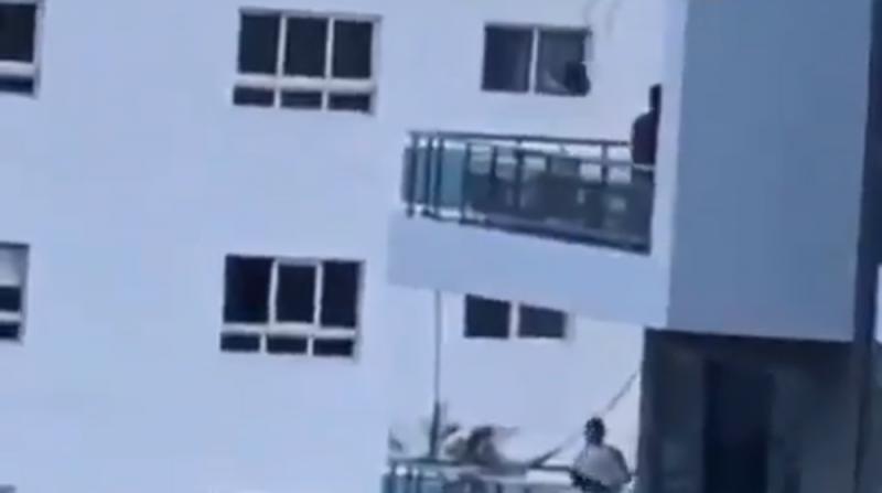 Sujeto COLUMPIA a su hija desde el SEXTO piso de un EDIFICIO (Video)