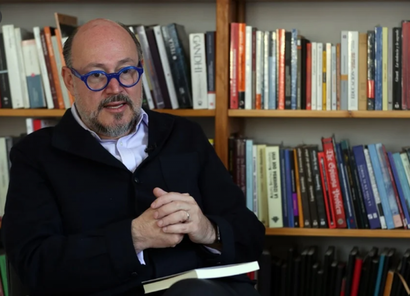 Ricardo Raphael les TUNDE y les dice sus verdades a Fox y a Calderón