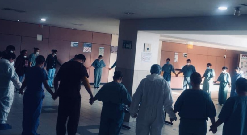 Sorprende foto de médicos del IMSS rezando antes de ATENDER pacientes COVID