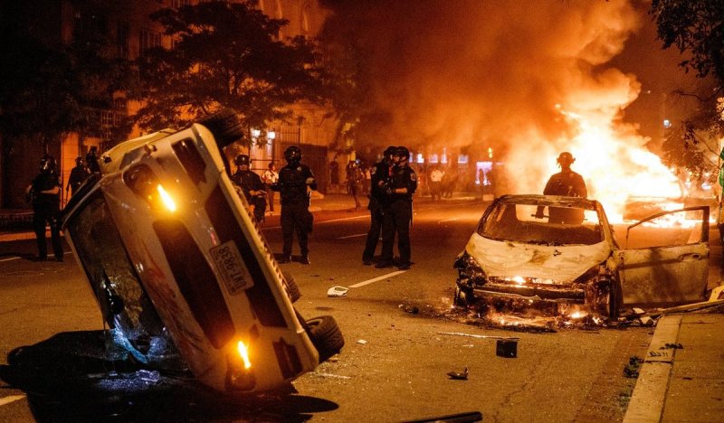 Policías en EU MATAN a un hombre tras repeler agresiones durante PROTESTAS