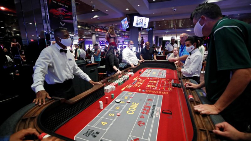 Entre GRITOS Y APLAUSOS reabren CASINOS en Las Vegas