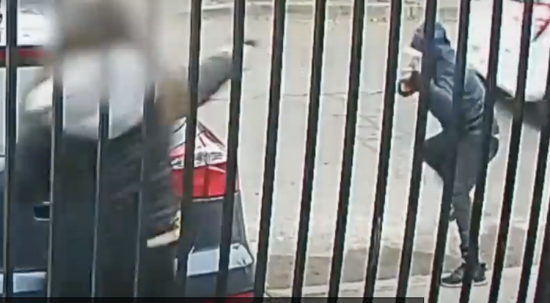 Ladrones INTENTAN asaltar a una mujer pero ella los SORPRENDE, era policía (VIDEO)