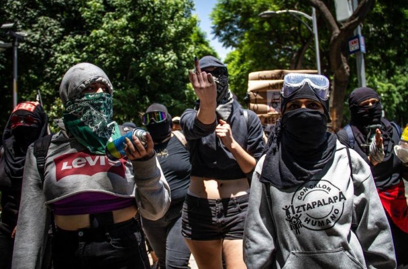 Policías de Jalisco AMENAZAN a jovencita con DESAPARECERLA por protestar contra Alfaro
