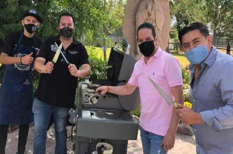 Exhiben a Gobernador de Queretaro en plena CARNITA ASADA durante plena pandemiay