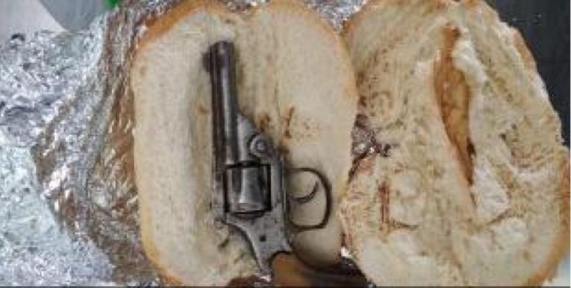 Descubren a sujeto que llevaba una TORTA de arma de fuego; lo detienen