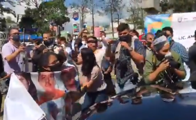 ¡Solo atiendes a la mamá del Chapo!, reclaman a AMLO en Veracruz