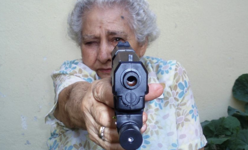 Abuelita se cansa de que le roben su tienda y se ESCABECHA de un tiro a LADRÓN 