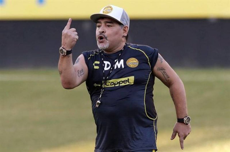 #VIRAL Totalmente borracho y sin pantalones, Maradona “celebra” Día del Padre