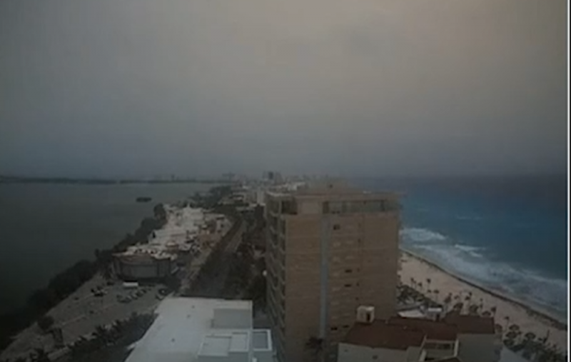 Así es como se ve el Polvo del Sahara en su PASO por CANCÚN (VIDEO)