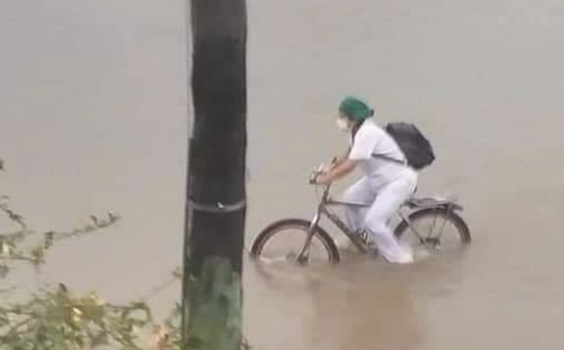 REGALAN moto a enfermera que se trasladaba en bici de su casa al Hospital en plena INUNDACIÓN