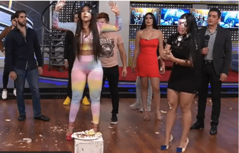 Conductoras se PELEAN en pleno programa en vivo por culpa de un PASTELAZO