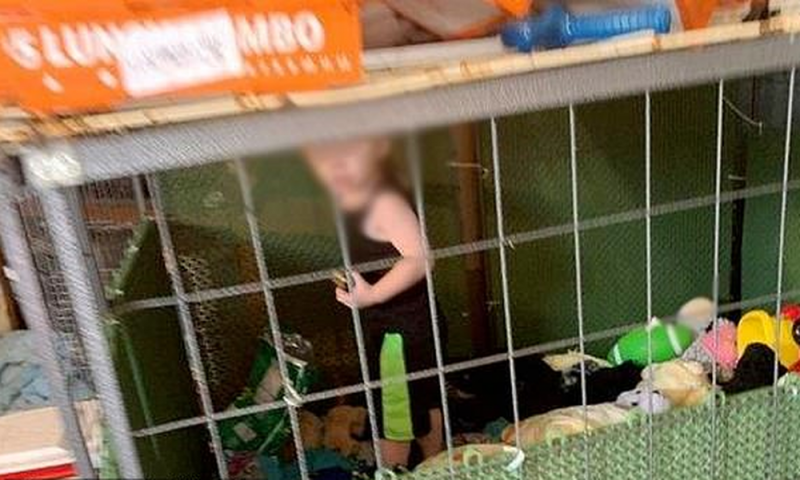 Rescatan a bebé de 18 meses que tenían ENCERRADO en jaula con 600 animales