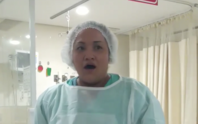 Empleada de HOSPITAL canta hermosa canción a pacientes Covid para alegrarlos (VIDEO)