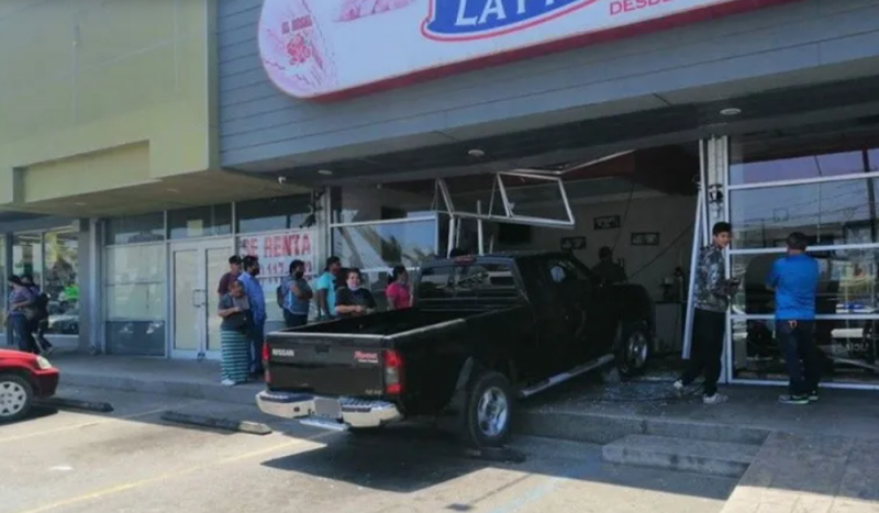 Captan a abuelito que se ESTRELLA con su camioneta en una panadería; hay tres lesionados