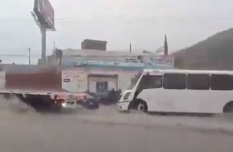 Chófer de camión se viste de HÉROE y salva a una FAMILIA de inundación (VIDEO)
