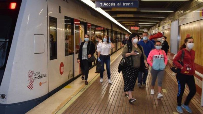 DETIENEN a menor en el Metro por vender artículos