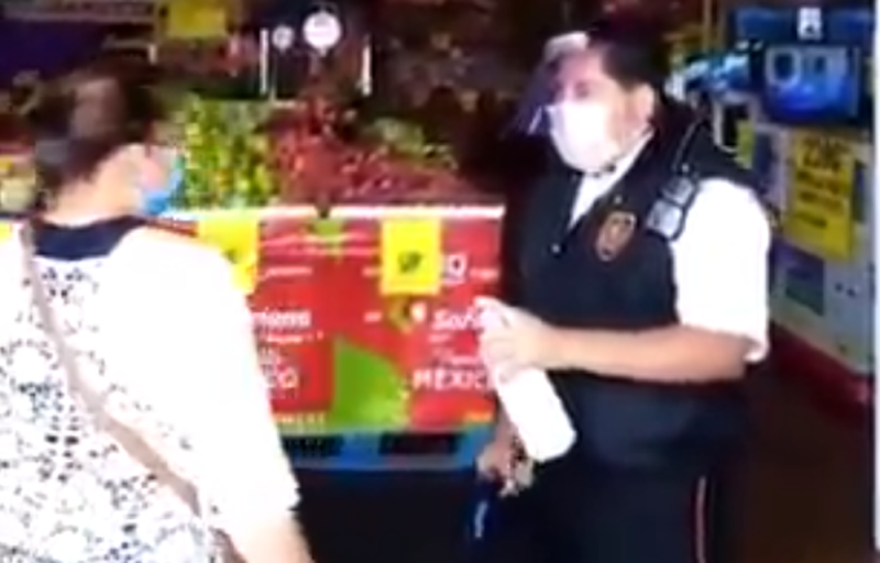Mujer arremete contra guardia en mercado de Puebla, ´el termómetro mata las neuronas´, dice