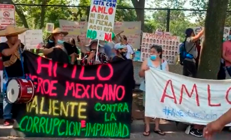 Música, porras y banderas: Así es como COMPATRIOTAS mexicanos esperan a AMLO afuera de Casa Blanca