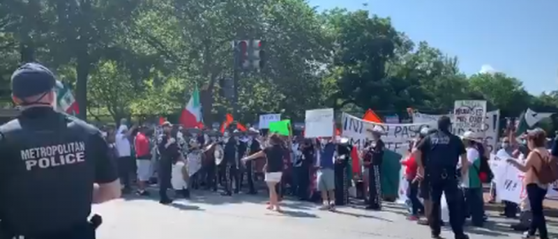 Paisanos le llevan MARIACHI a AMLO y hacen Fiesta Mexicana afuera de La Casa Blanca