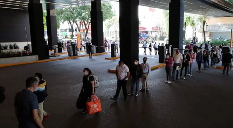 Estas son las largas FILAS de hoy en centros comerciales de la CDMX