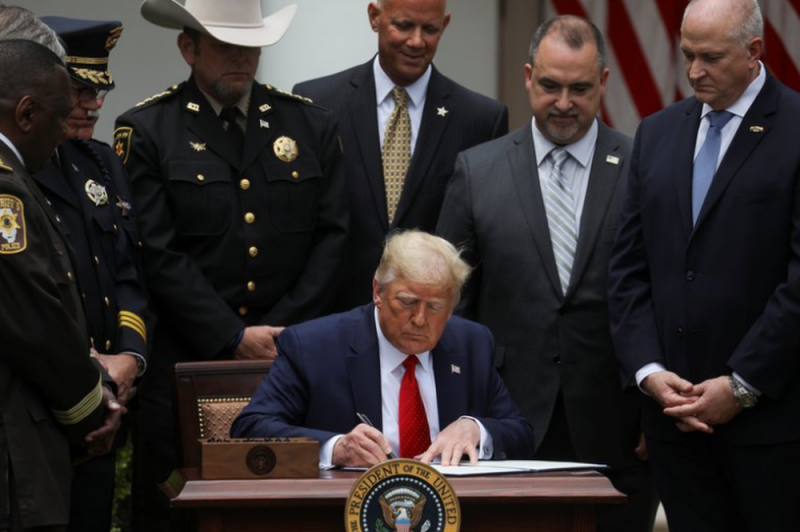 #ÚltimoMinuto Trump firma orden EJECUTIVA de APOYO a HISPANOS