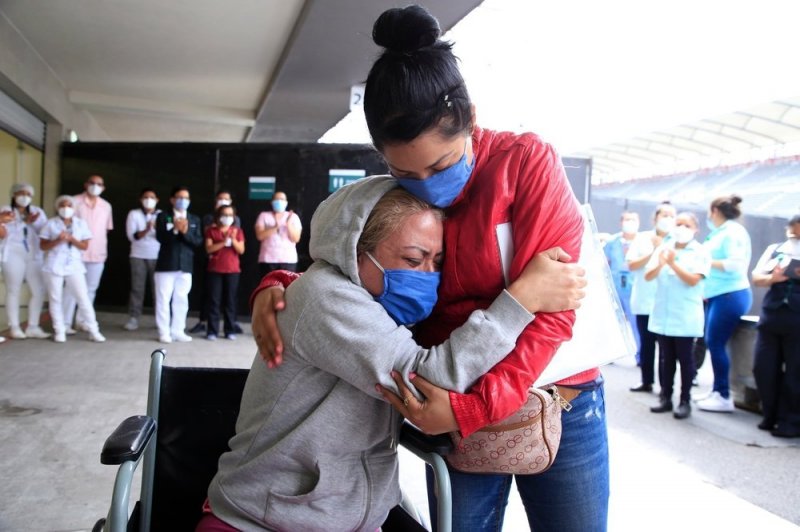 Entre llanto y aplausos dan de alta a enfermera del IMSS que enfermó de Covid-19