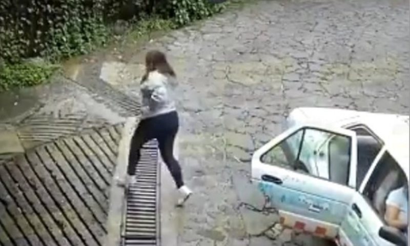 Enamorado deja FLORES en la puerta de su crush; mujer que pasa en taxi se las ROBA (VIDEO)