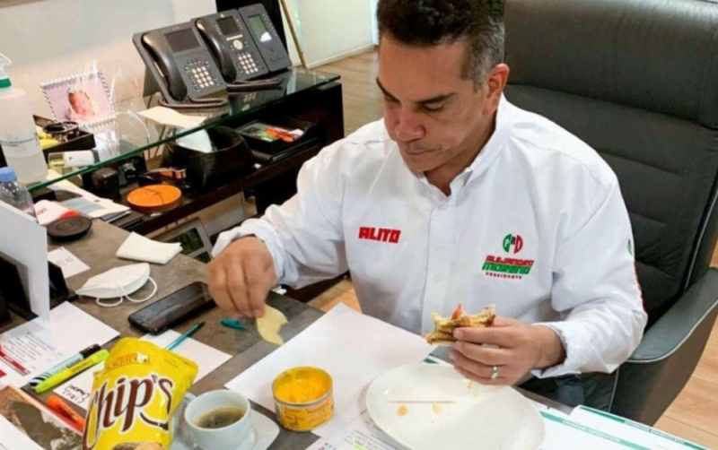 Alejandro Moreno PRESUME ORGULLOSO comida chatarra: Pepsi, Chips y Bubulubus