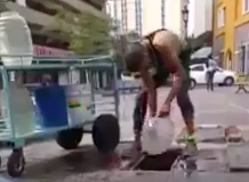 Sorprenden a vendedor de Aguas Frescas de Guadalajara sacando agua del REGISTRO