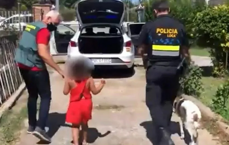 Abandonan a niña de 7 años y a su PERRITO en plena carretera; la policía los rescata