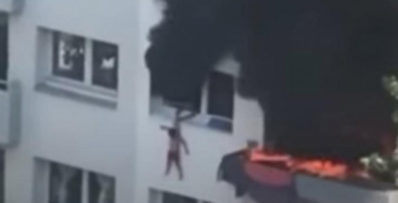 Niños se avientan desde el tercer piso para NO MORIR quemados (VIDEO)