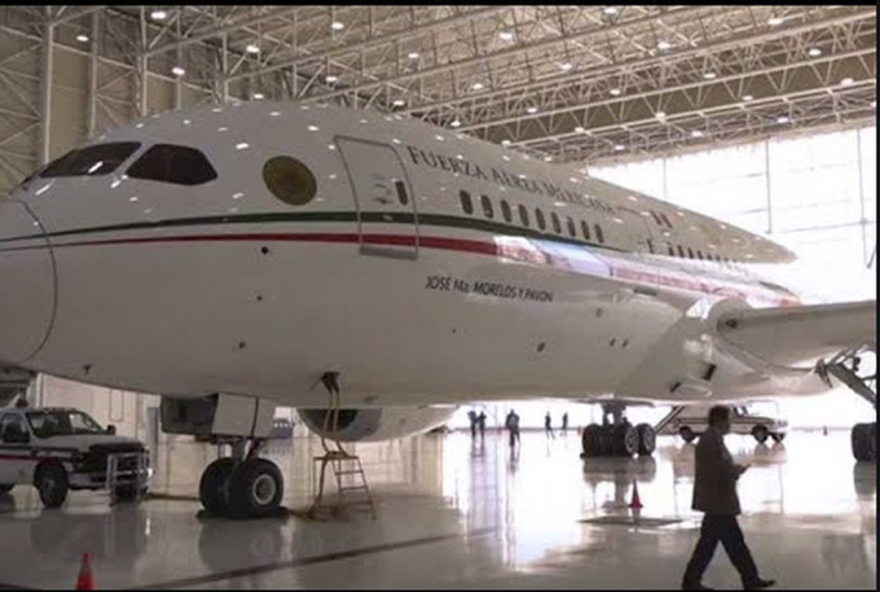 Así es el avión presidencial, con baños, camas y bar de súper lujo.