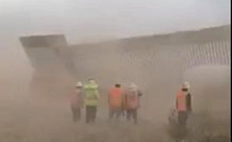 Muro Fronterizo de Trump se DERRUMBA; NO resistió los vientos del Huracán ´Hanna´