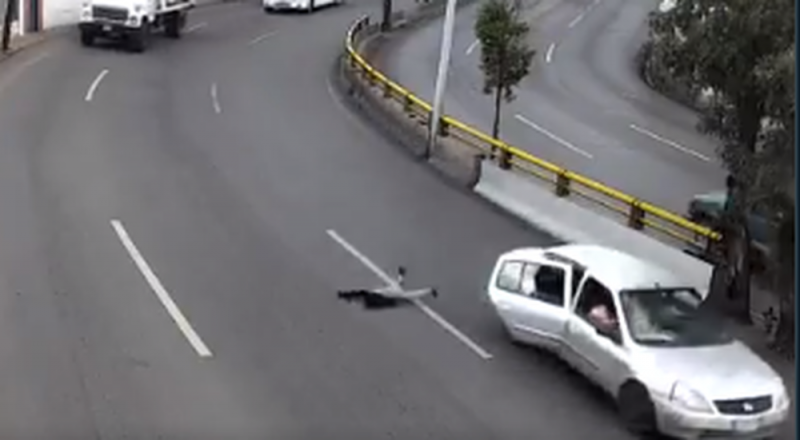 Niño cae de auto en MOVIMIENTO y se salva de MILAGRO (VIDEO)